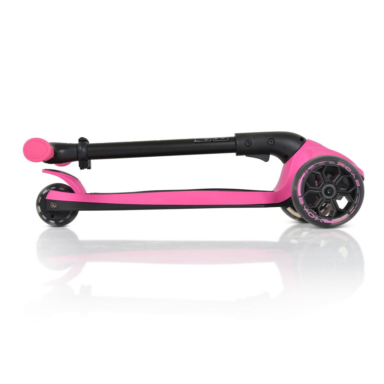 Ein pinkfarbener Roller auf weißer Oberfläche, Seitenansicht.