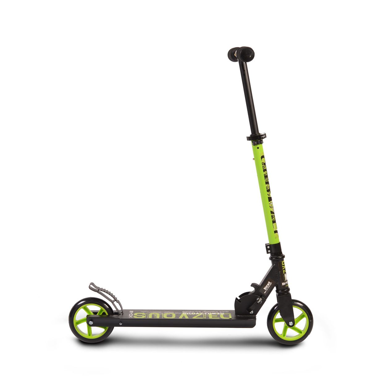 Schwarzer und grüner Roller auf weißem Hintergrund. Der Roller steht aufrecht und ist einsatzbereit.