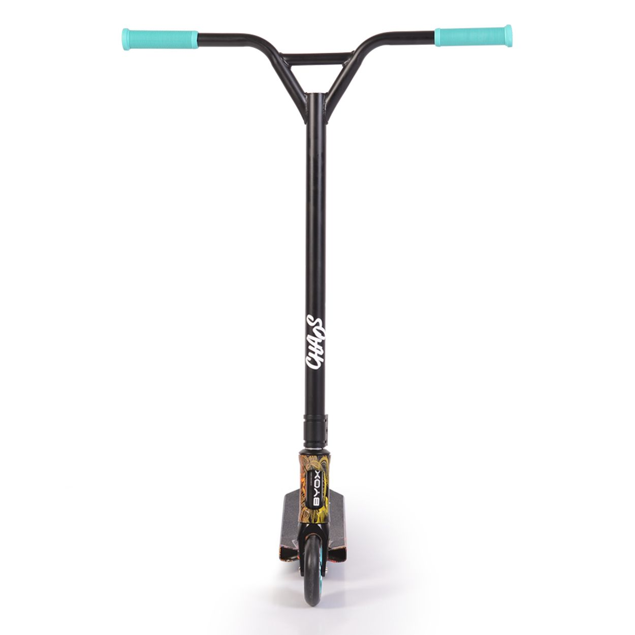 Schwarzer Roller mit blauen Griffen. Weißer Hintergrund.