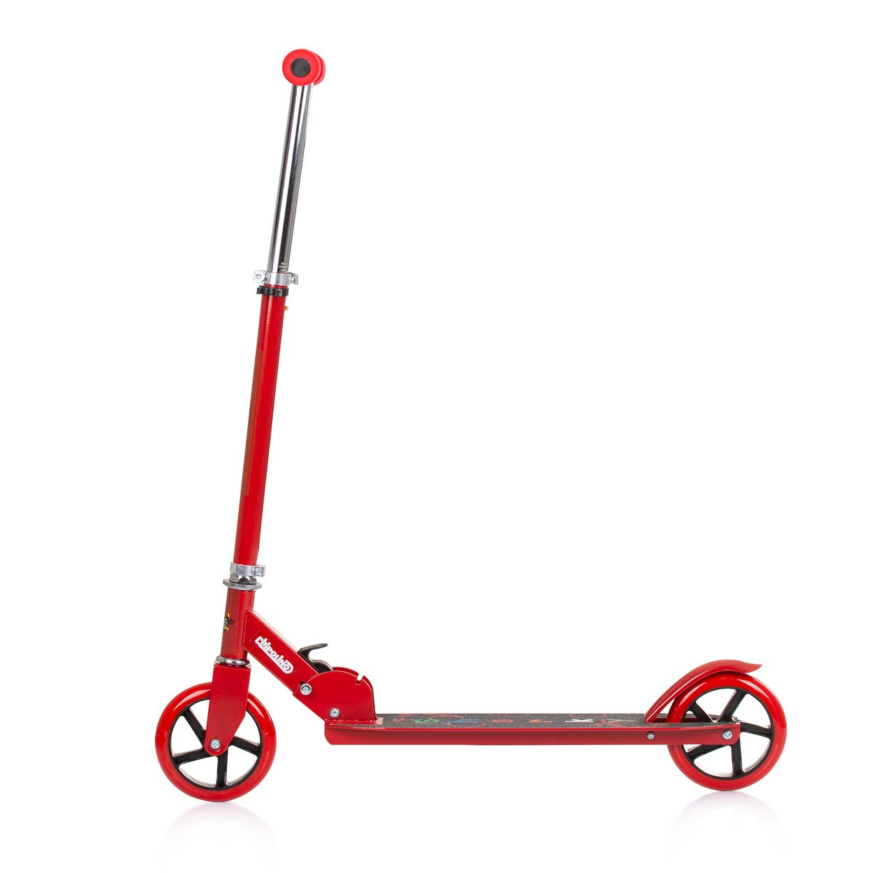 Rot-schwarzer Roller mit roten Rädern, auf weißem Hintergrund.