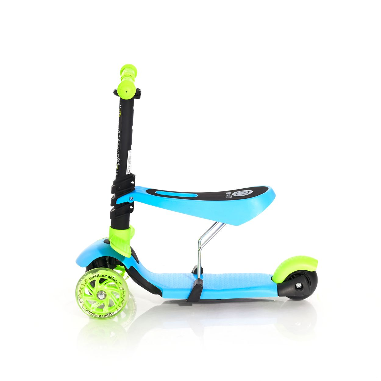 Un scooter azul, verde y negro con asiento y tres ruedas sobre un fondo blanco.