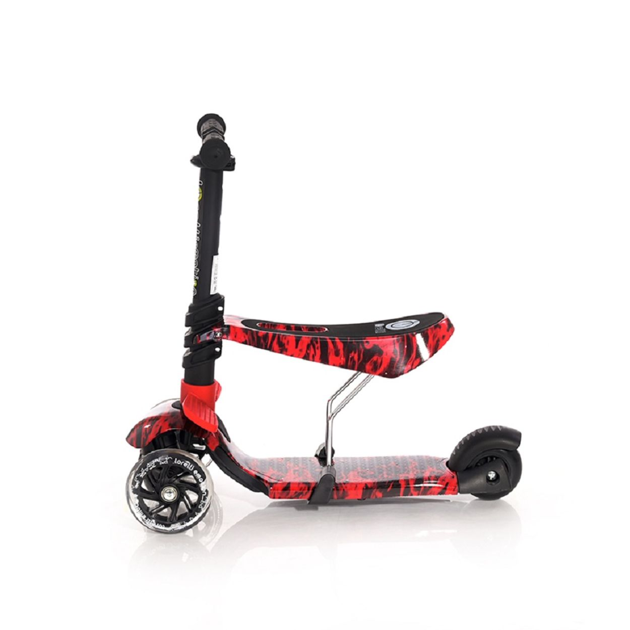 Patinete rojo y negro con asiento. El patinete está inclinado hacia la derecha.