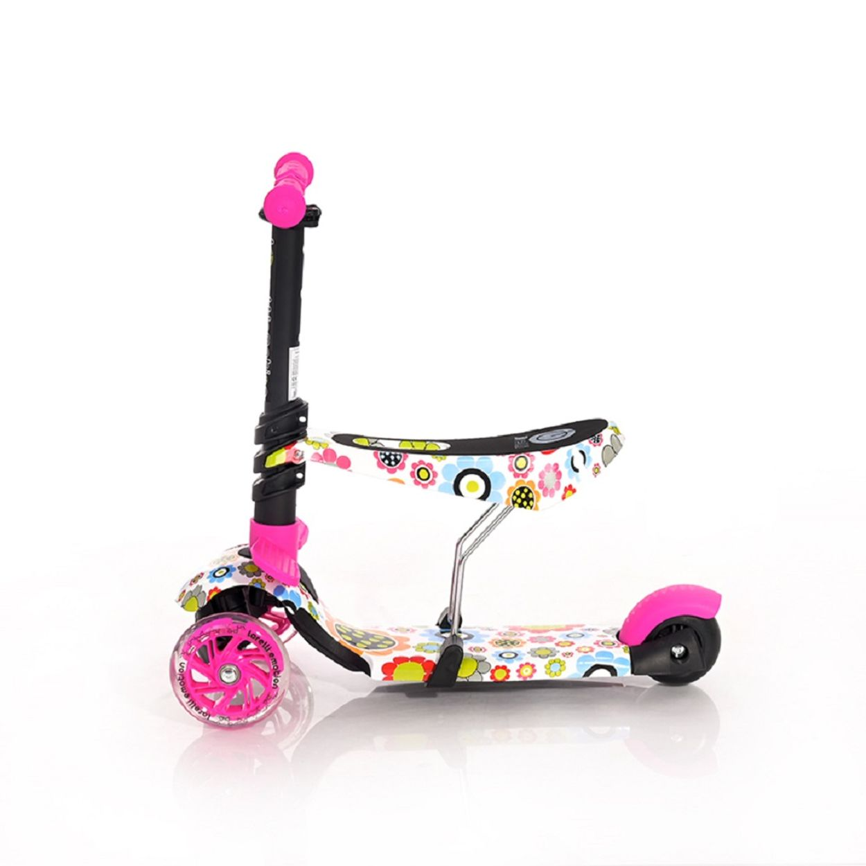 Ein bunter Roller mit Sitz. Weißer Hintergrund.