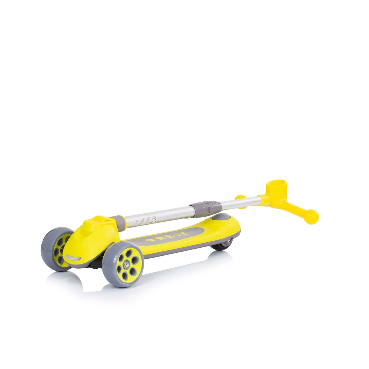 Un patinete de tres ruedas amarillo y gris sobre una superficie blanca, visto desde arriba.