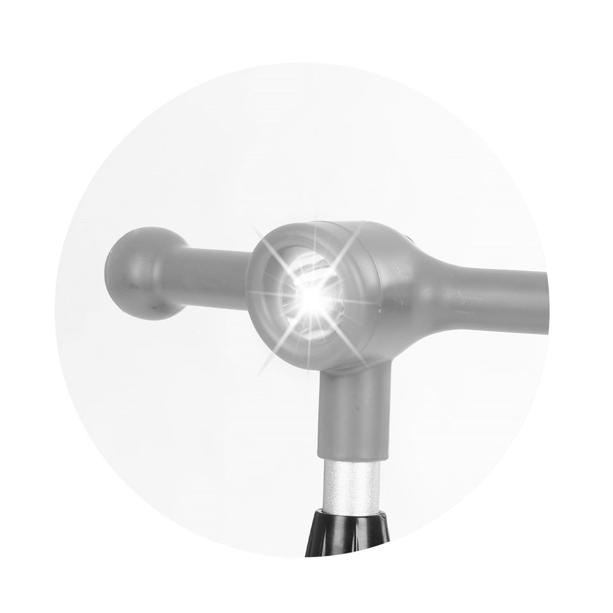 Nahaufnahme des Lenkers eines Rollers mit Scheinwerfer, helles Licht geht vom Lenkermittelpunkt aus.