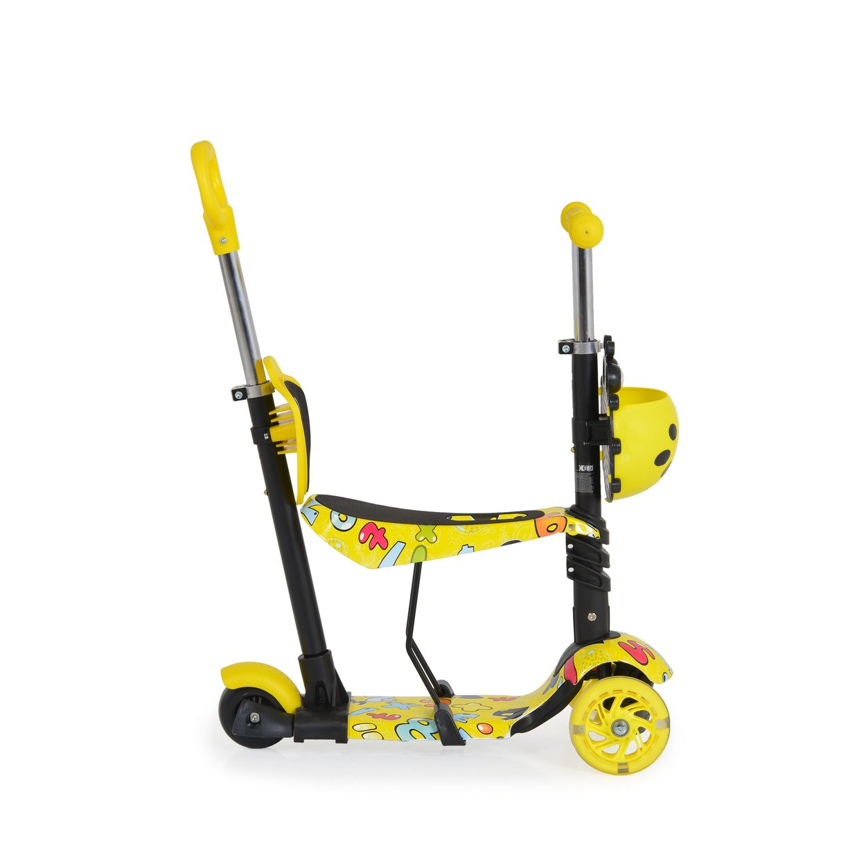 Gelber Roller mit schwarzem Rahmen. Er hat einen Sitz, einen Lenker und drei Räder. Weißer Hintergrund.