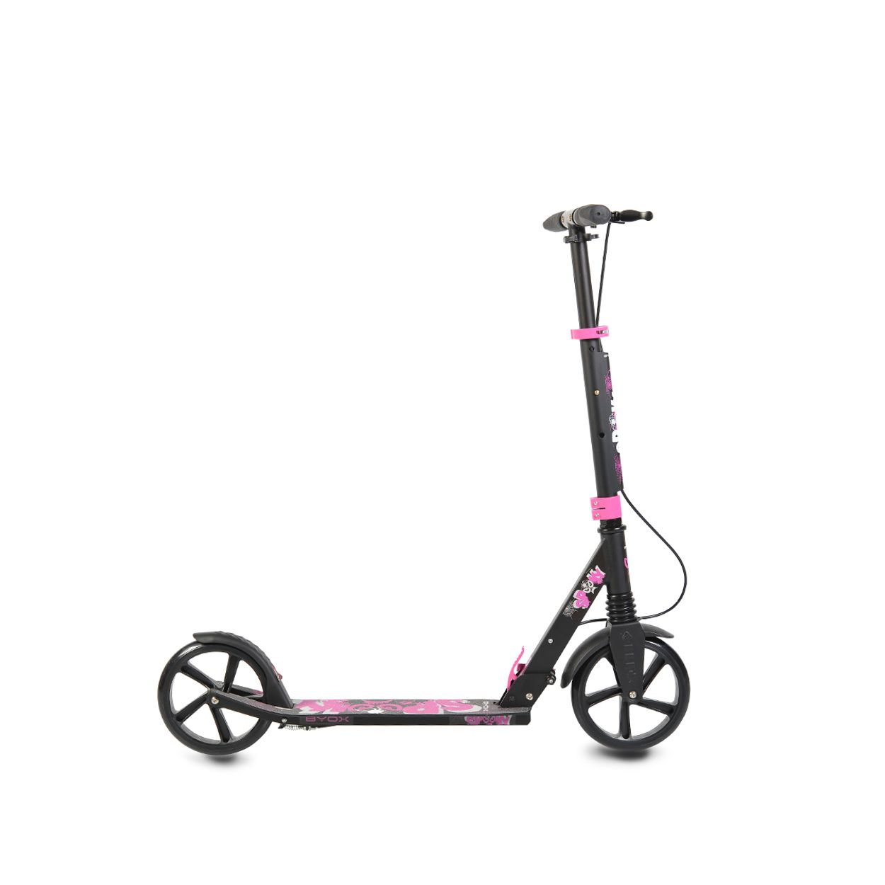 Ein schwarzer Roller mit pinkfarbenem Blumendesign auf weißem Hintergrund.