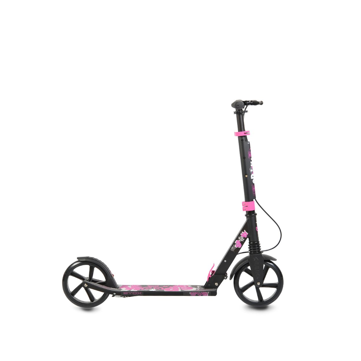 Ein schwarzer Roller mit rosa Blumen auf weißem Hintergrund. Es ist ein zweirädriger Roller mit langem Stiel.