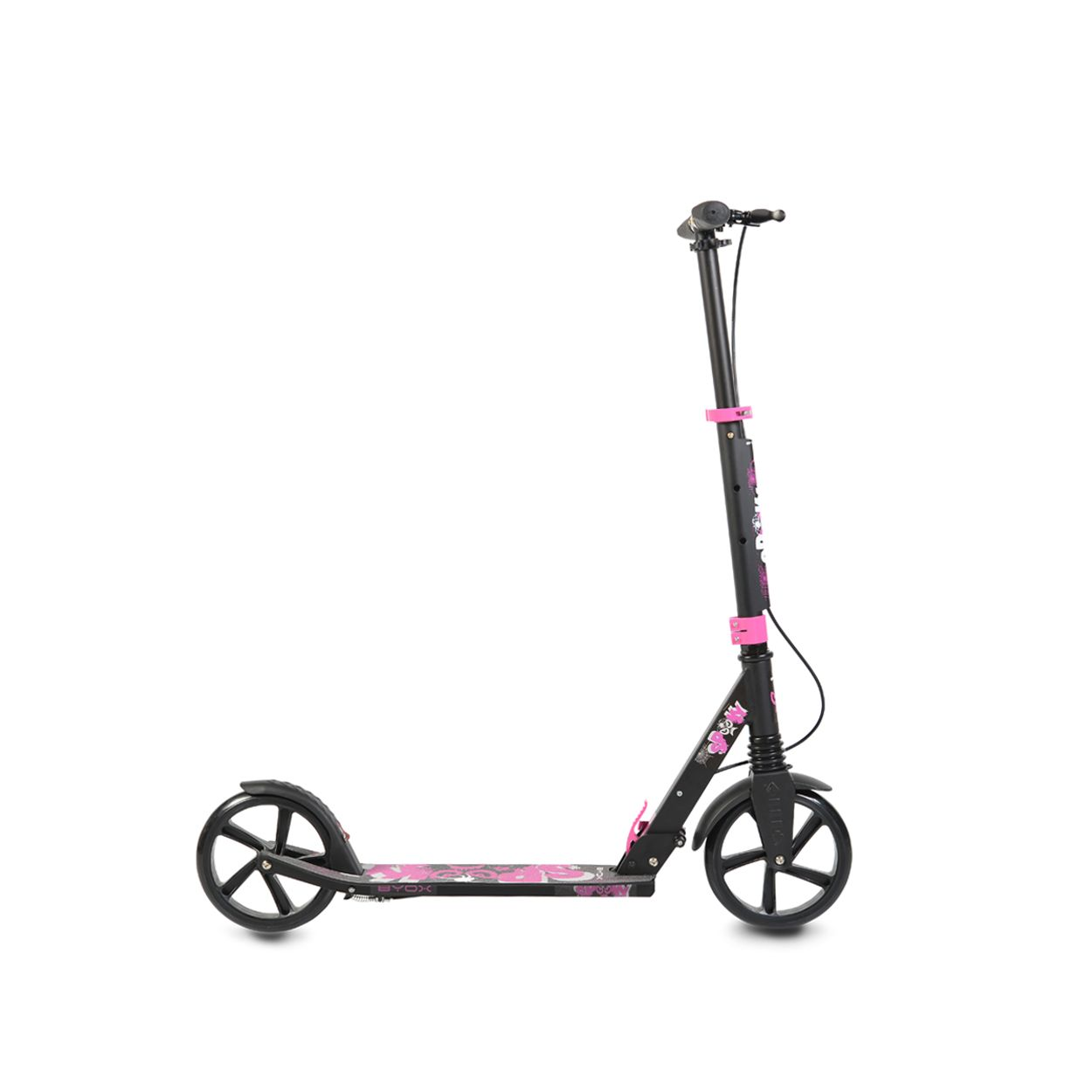 Schwarzer und rosa Roller. Weißer Hintergrund. Roller ist nach rechts geneigt.