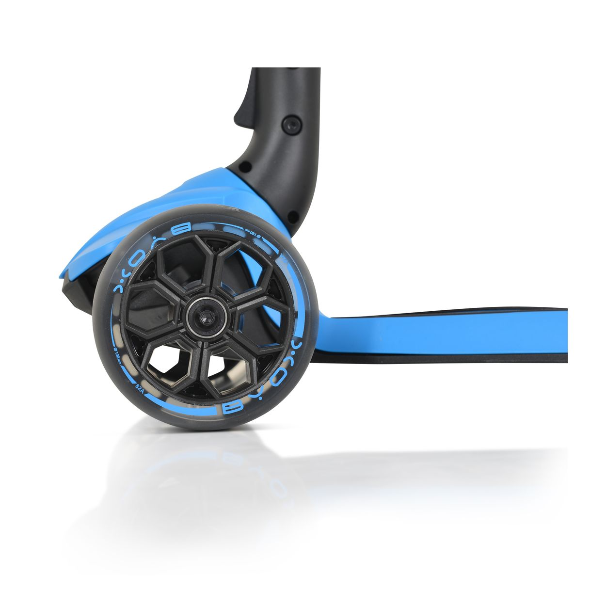 Nahaufnahme eines blau-schwarzen Rollerreifens. Schwarzer Reifen mit blauer Schrift. Weißer Hintergrund.