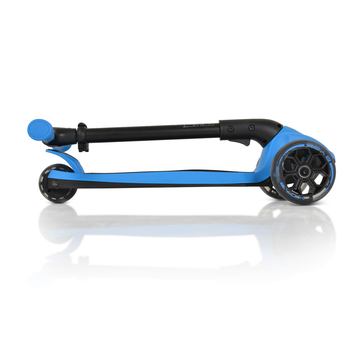 Blau-schwarzer Roller, zusammengeklappt, auf weißer Fläche mit Spiegelung.