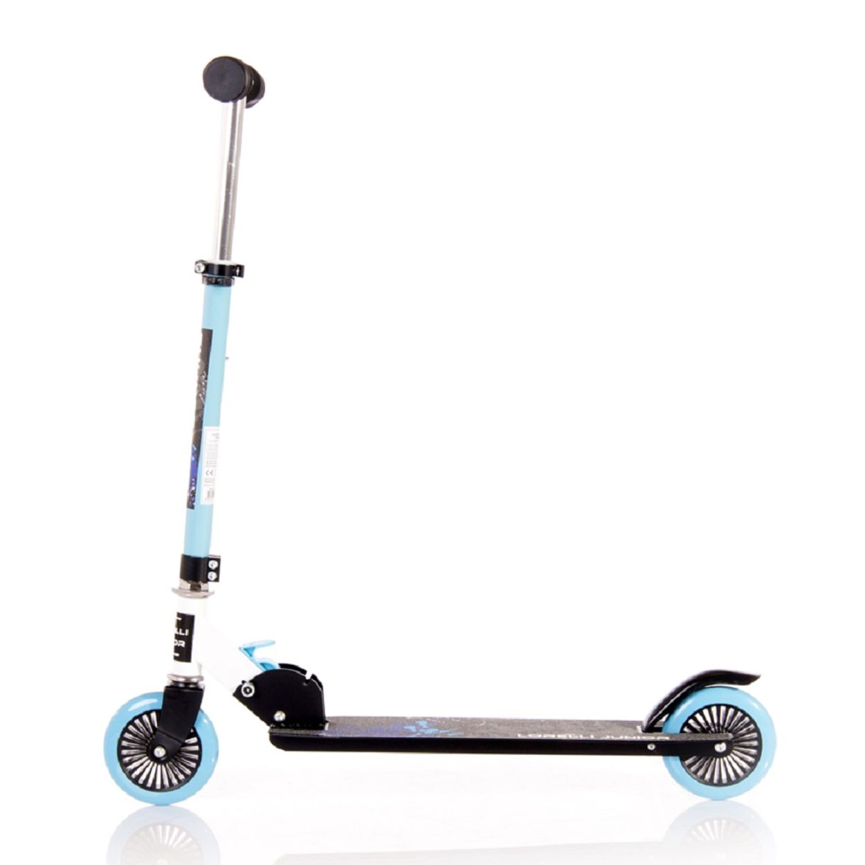 Scooter azul y negro sobre fondo blanco. Está plegado. Las ruedas son azules.