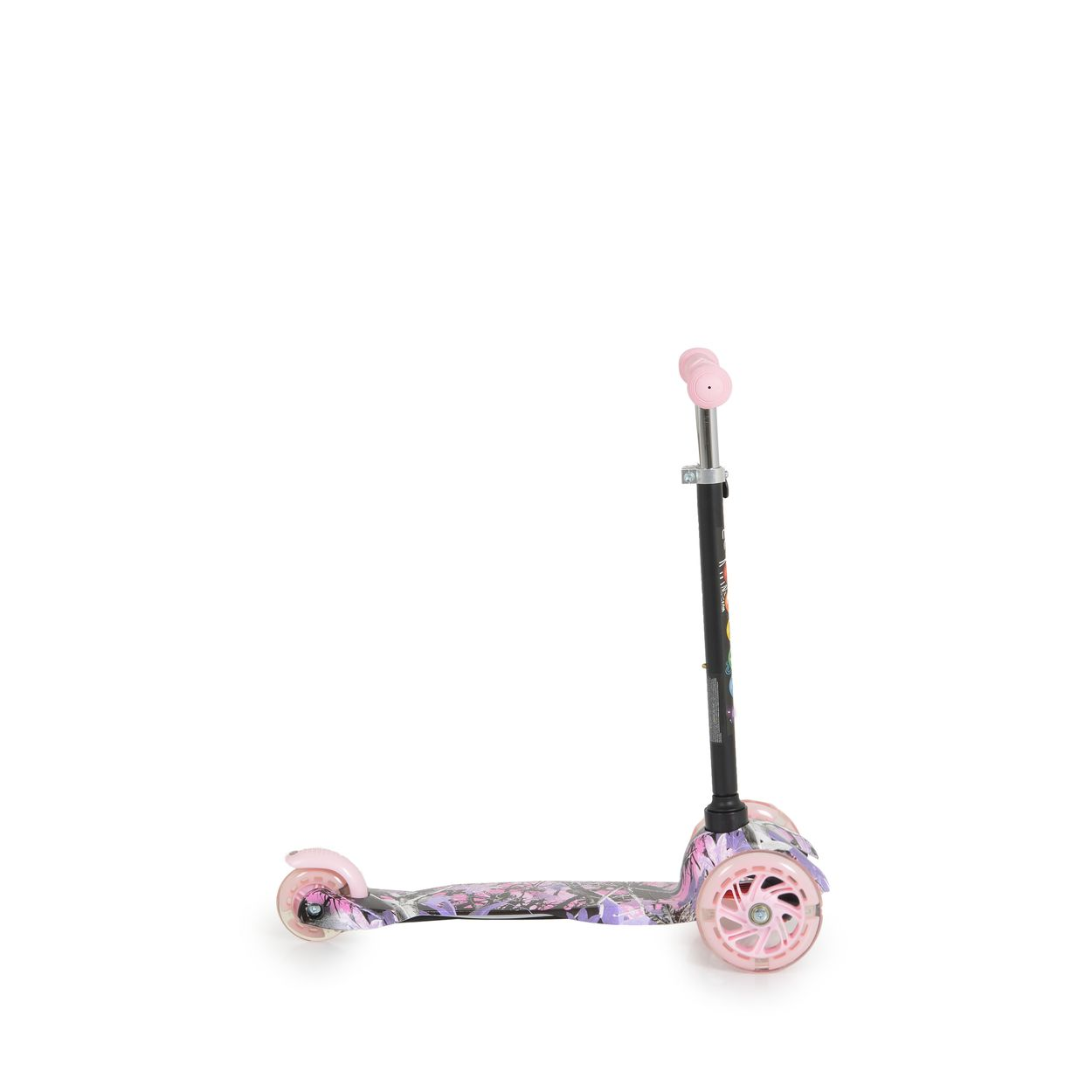 Ein rosa Roller mit floralem Design auf der Basis und rosa Rädern, vor weißem Hintergrund.