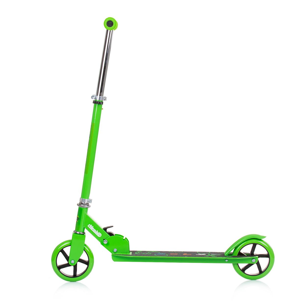 Scooter verde sobre fondo blanco. Tiene tres ruedas y un manillar alto.