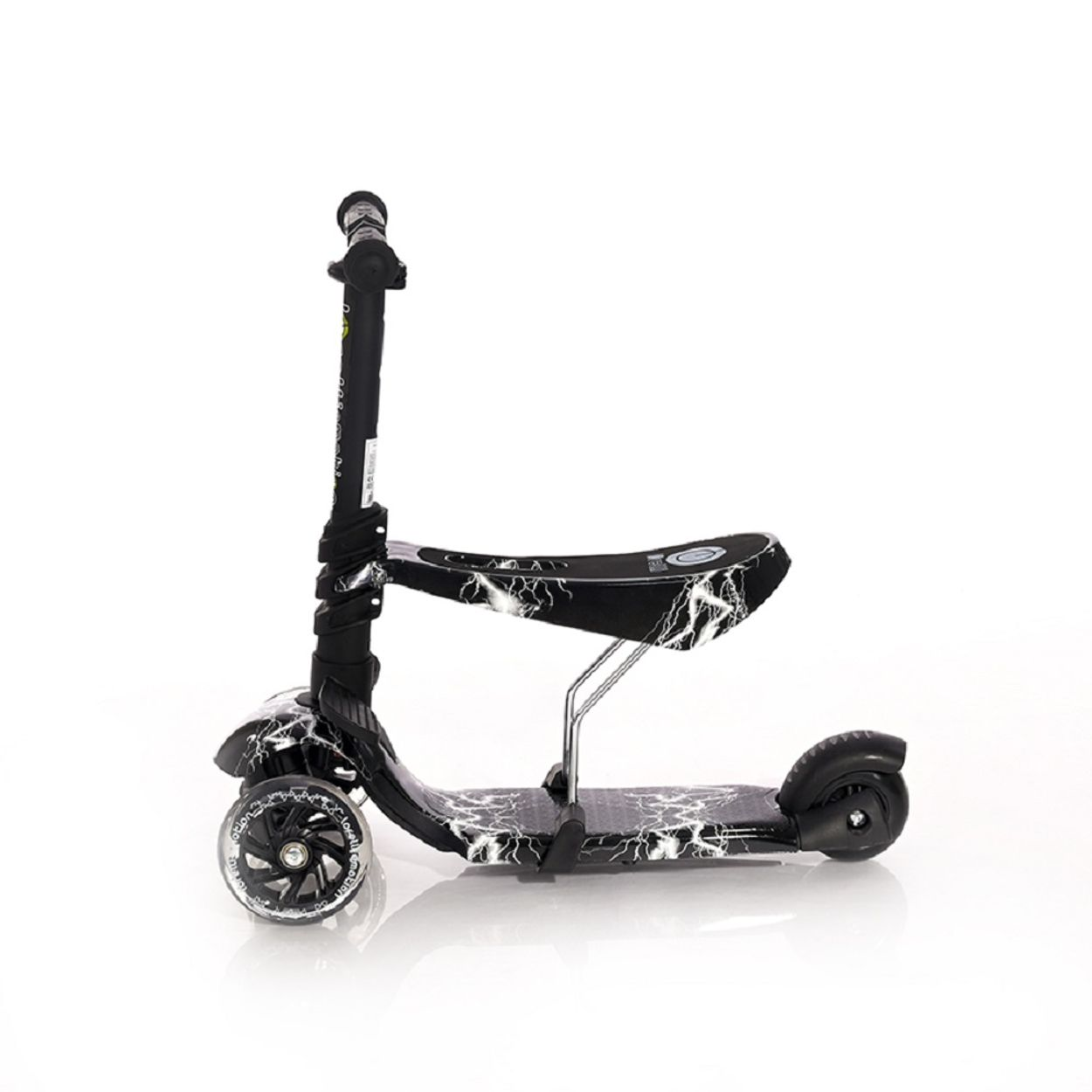 Ein schwarz-weißer Roller mit Sitz, schwarzen Rädern und Lenker. Der Roller steht auf weißem Untergrund.