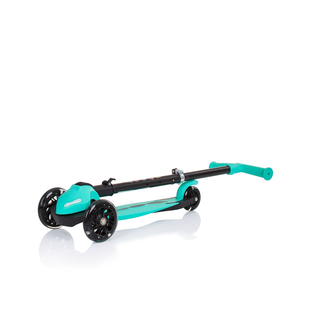 Ein türkisfarbener Roller auf weißem Untergrund. Er liegt mit Lenker und Rädern sichtbar da.