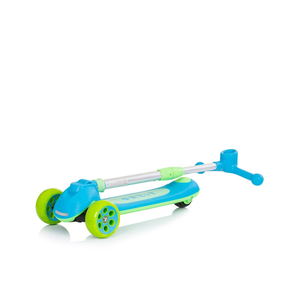 Un scooter azul y verde con tres ruedas. Fondo blanco.
