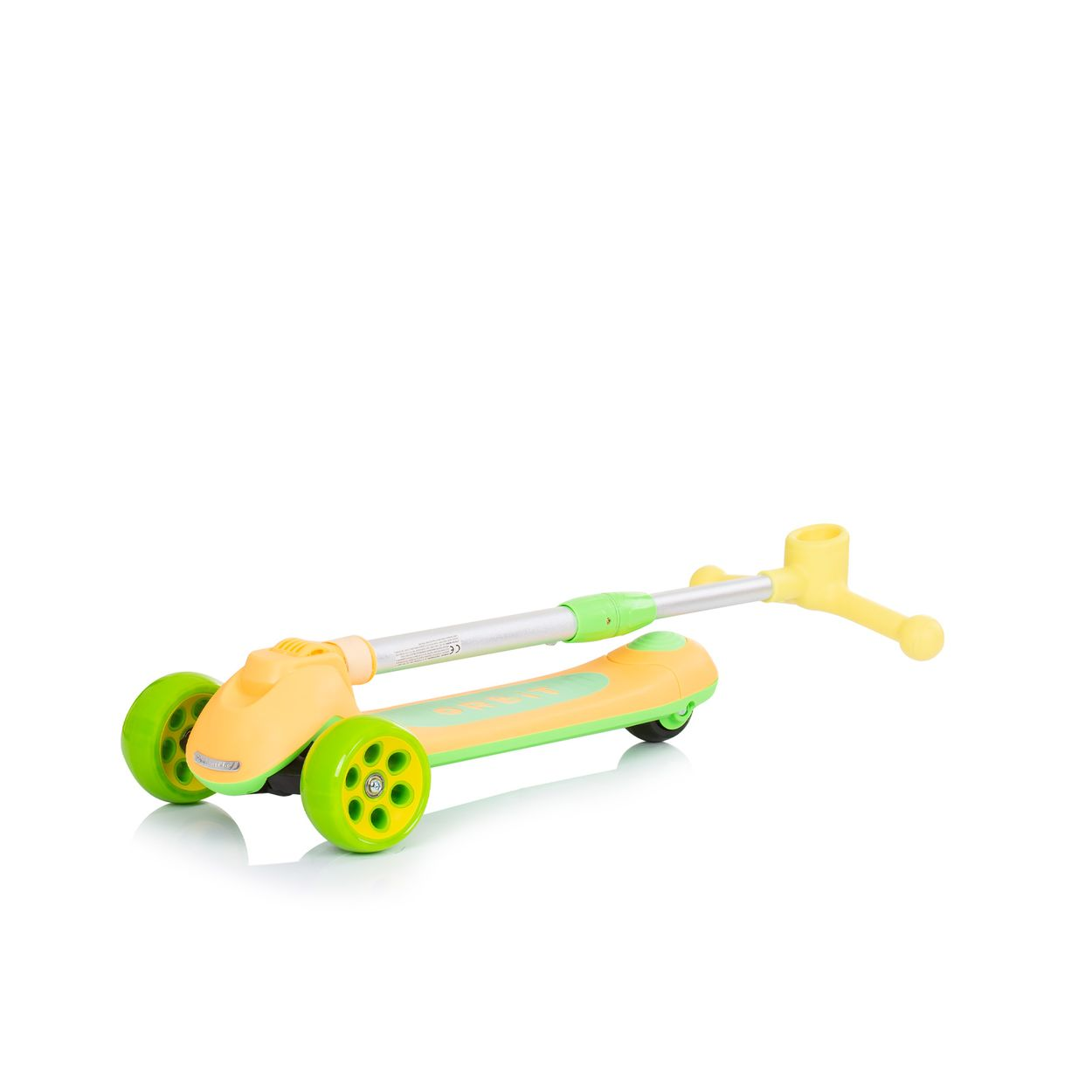Un patinete naranja y verde. El patinete tiene tres ruedas y está sobre un fondo blanco.