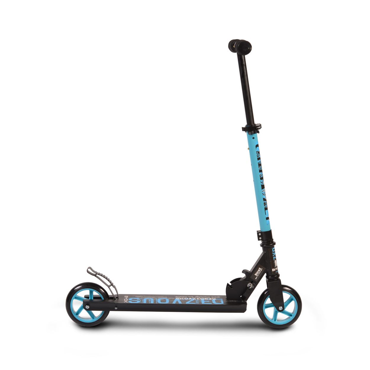 Ein schwarz-blauer Roller auf weißem Hintergrund. Der Roller hat schwarze Räder.