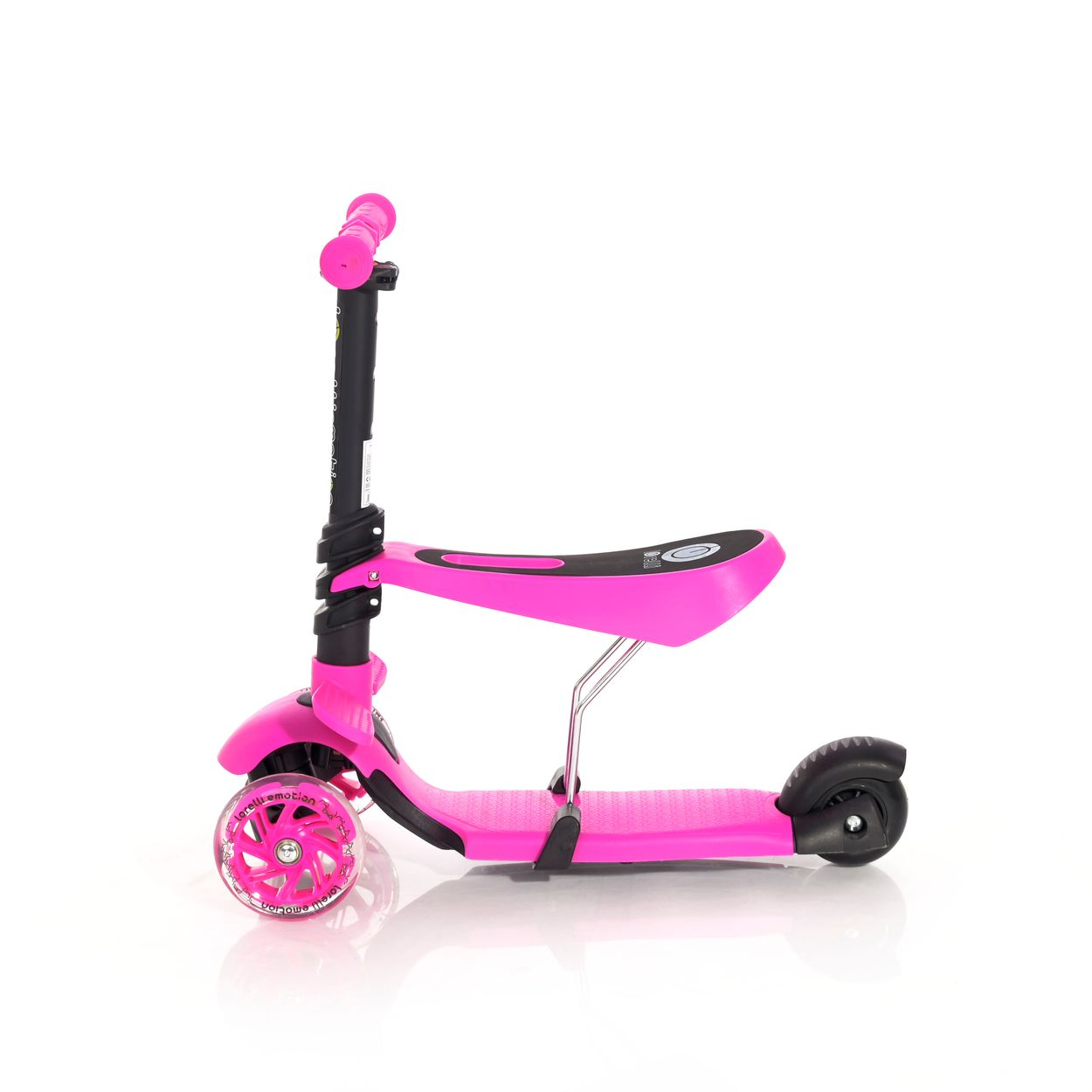 Scooter rosa con asiento, sobre un fondo blanco. El scooter tiene tres ruedas y está en una vista lateral.