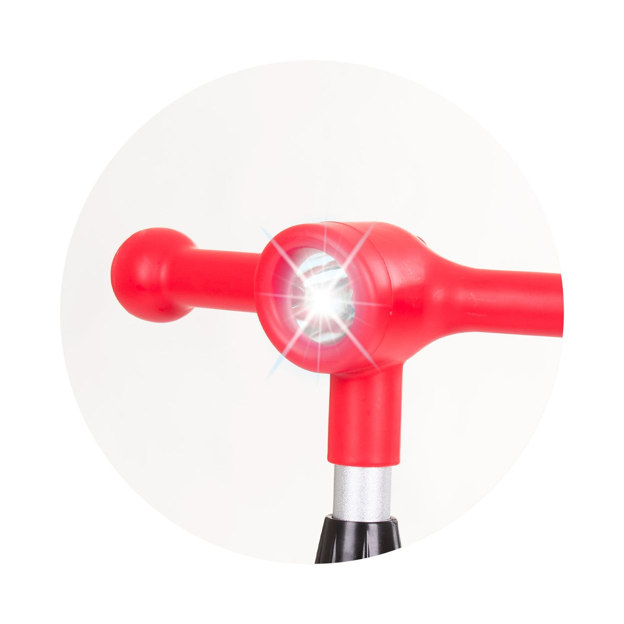 Primer plano de un manillar de scooter rojo con una luz blanca brillante.