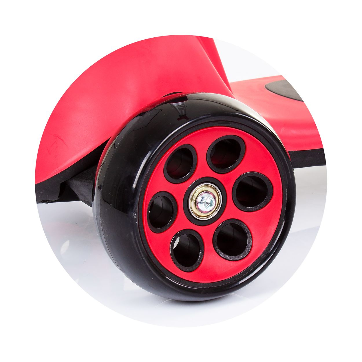 Primer plano de una rueda de patinete con detalles rojos y negros.