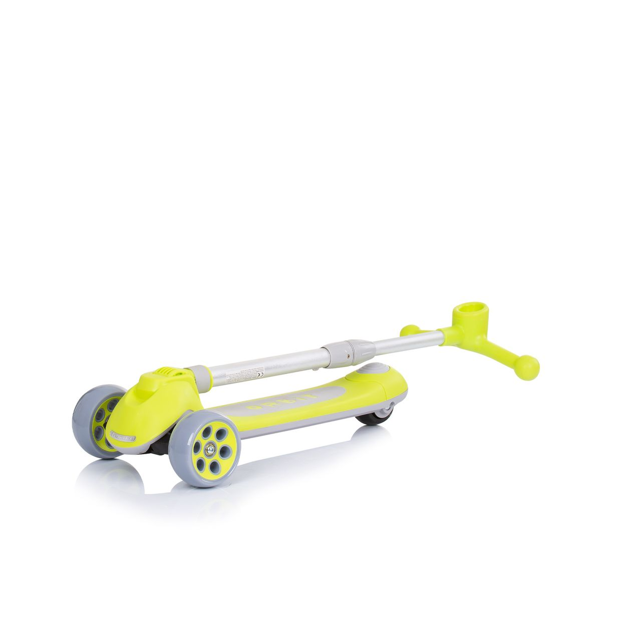 Zusammengeklappter lindgrüner Roller. Gelbes Deck, graue Räder und Griff. Weißer Hintergrund, Reflexion unten.