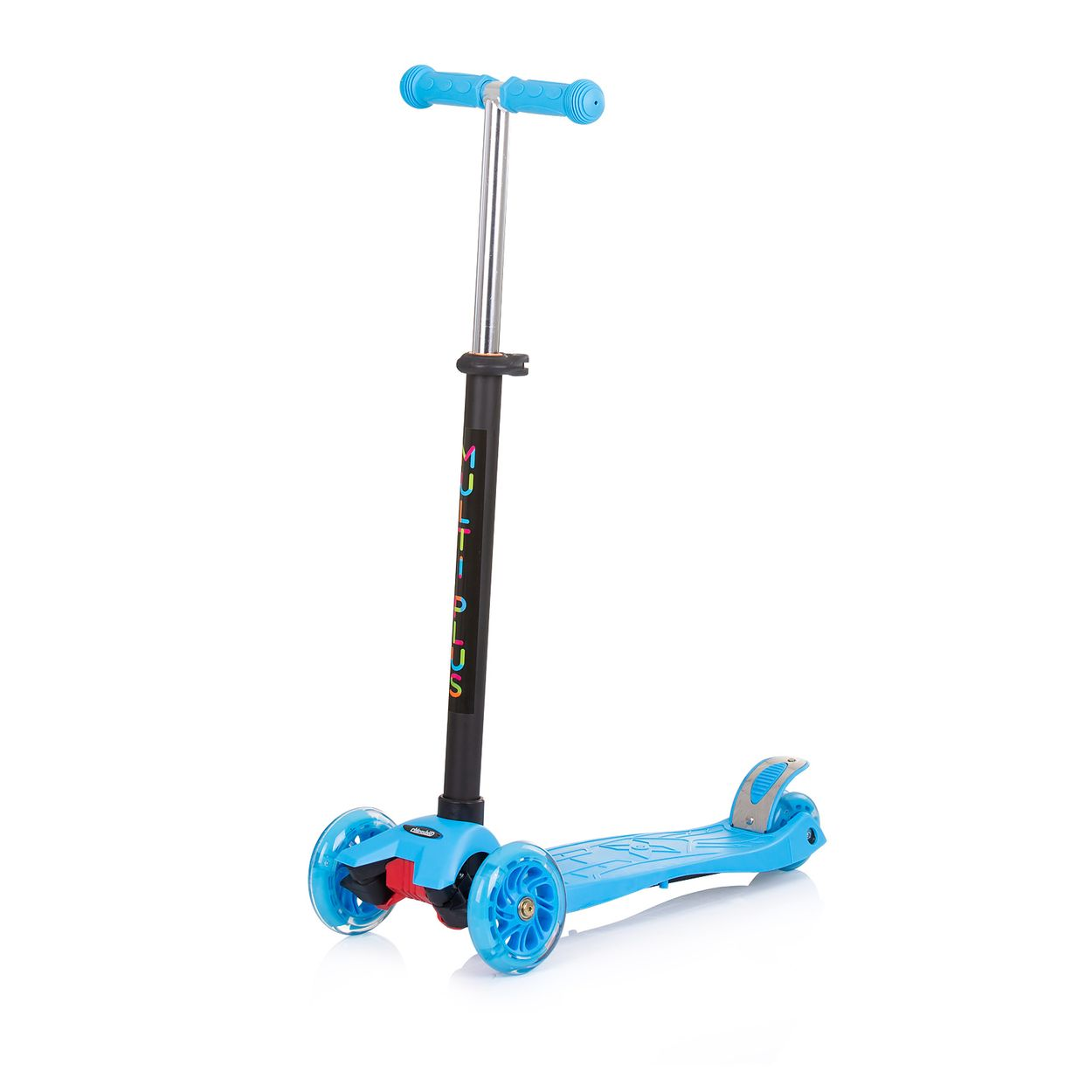 Un patinete azul con tres ruedas. Tiene un poste negro con asas azules y está en una superficie blanca.