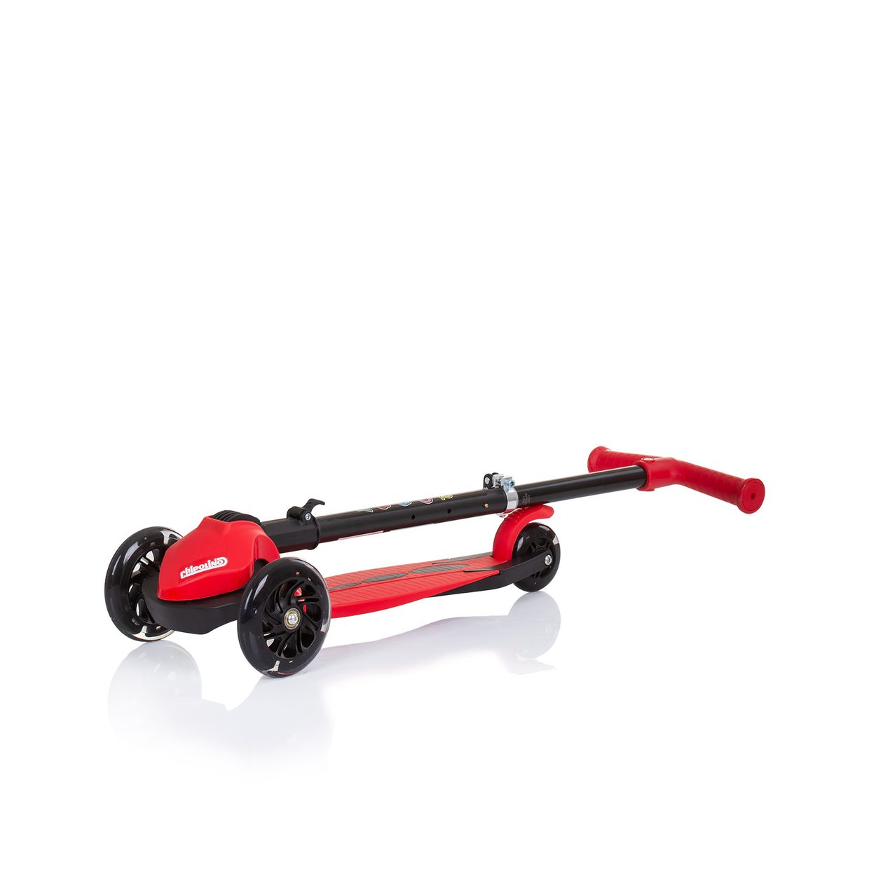 Roter und schwarzer zusammengeklappter Roller auf weißem Hintergrund. Seitenansicht.