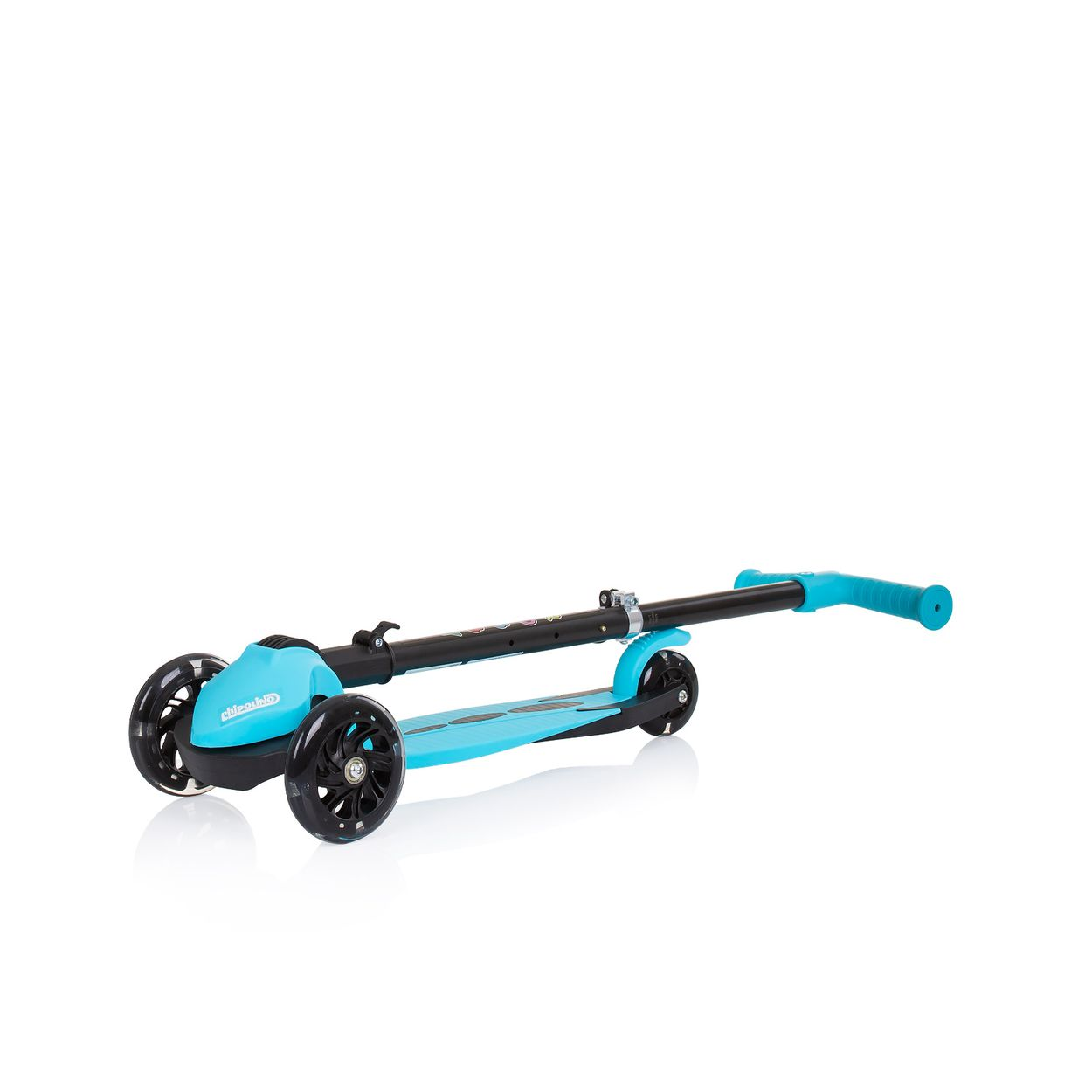 Ein blauer Roller mit drei Rädern ist gefaltet auf einer weißen Oberfläche zu sehen.