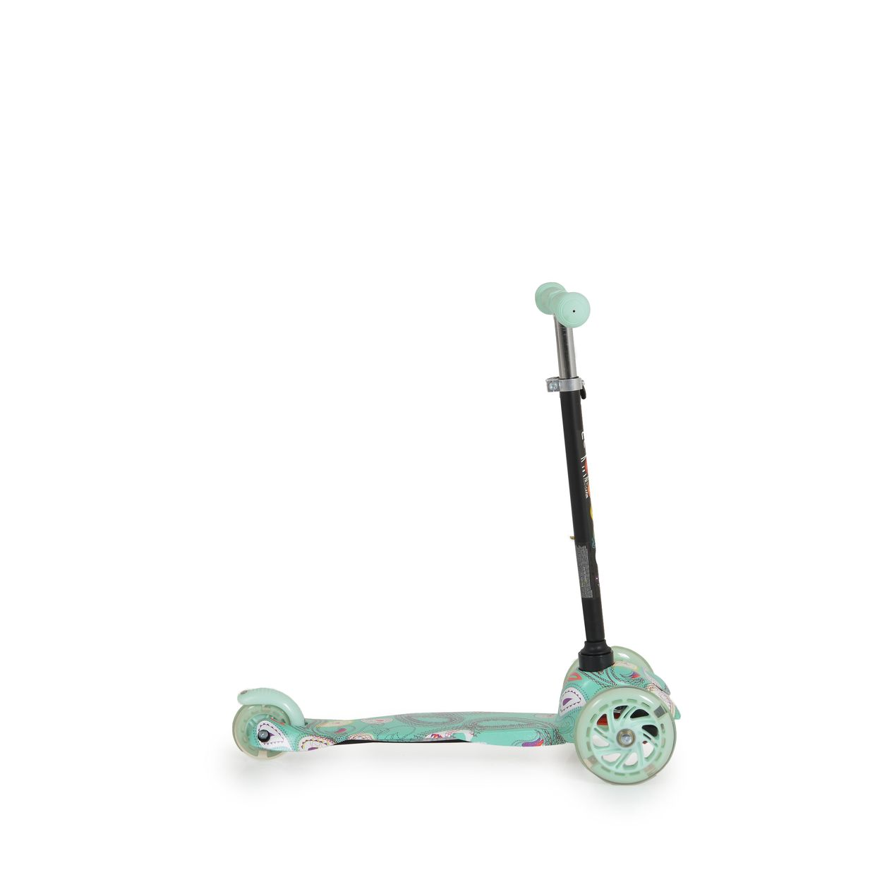 Ein Roller auf weißem Hintergrund. Er ist hellgrün mit blau-weißen Mustern.