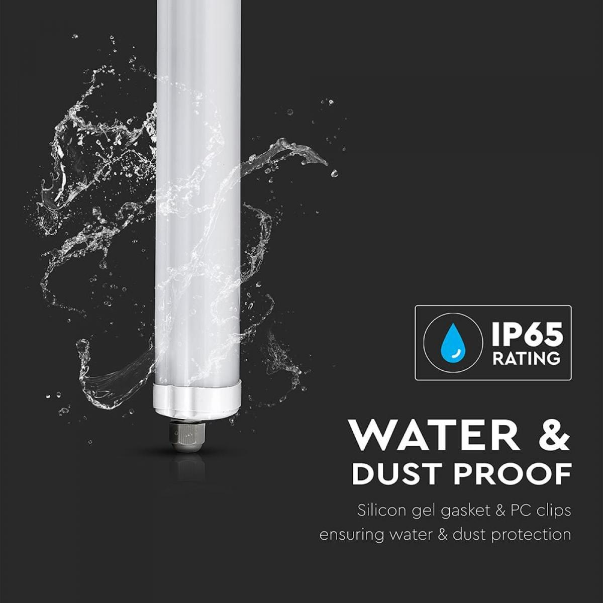 Wasser- und staubdichte LED-Röhre. Ein Teil der Röhre ist im Wasserspritzer. IP65-Schutzart.