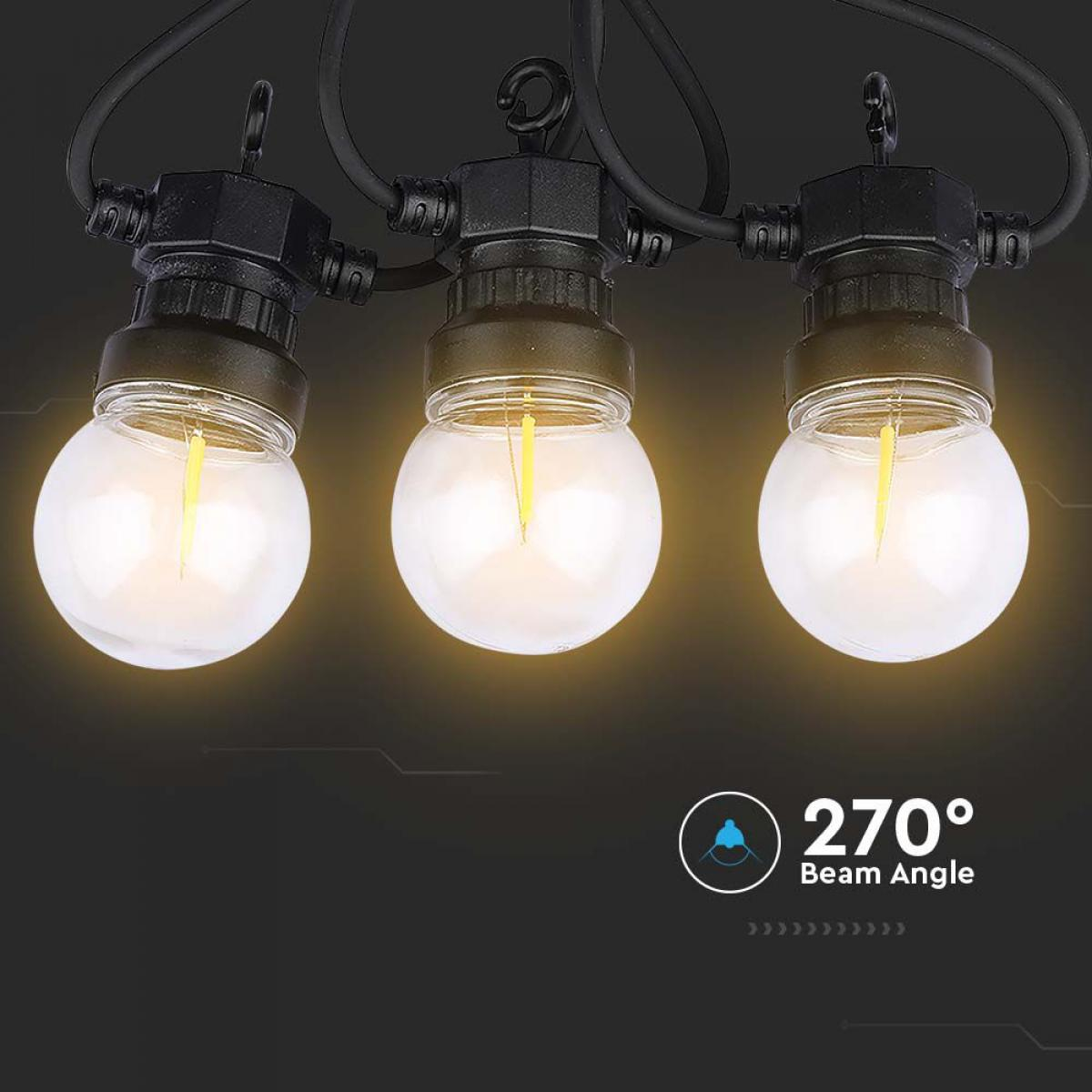 Tre lampadine rotonde su un cavo nero. Le lampadine emettono una luce calda.