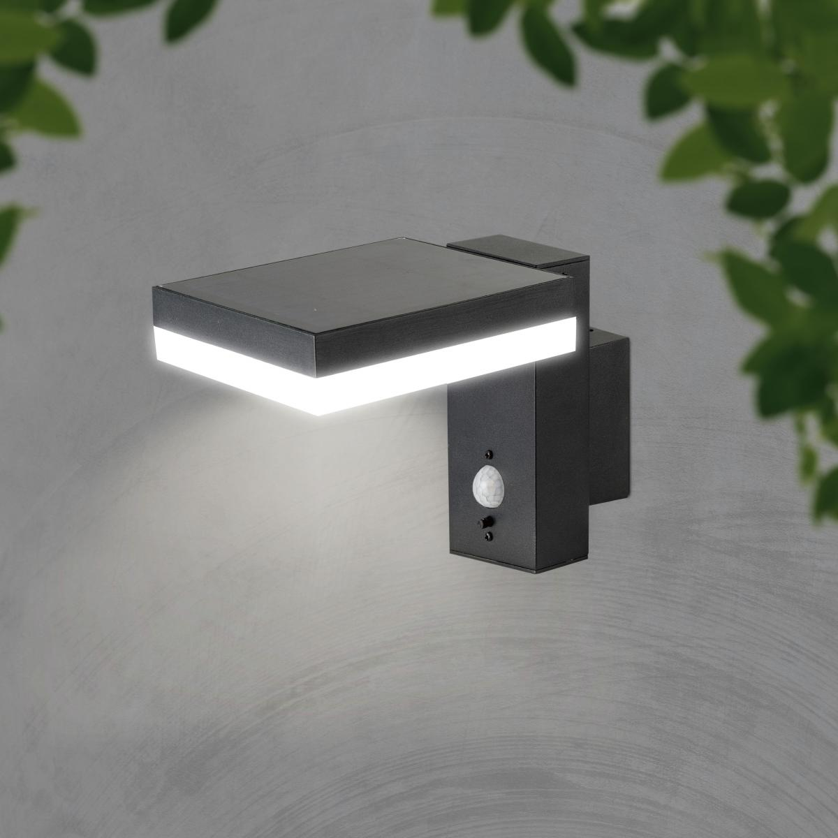 Schwarze LED-Außenwandleuchte mit Bewegungssensor. An grauer Wand montiert.