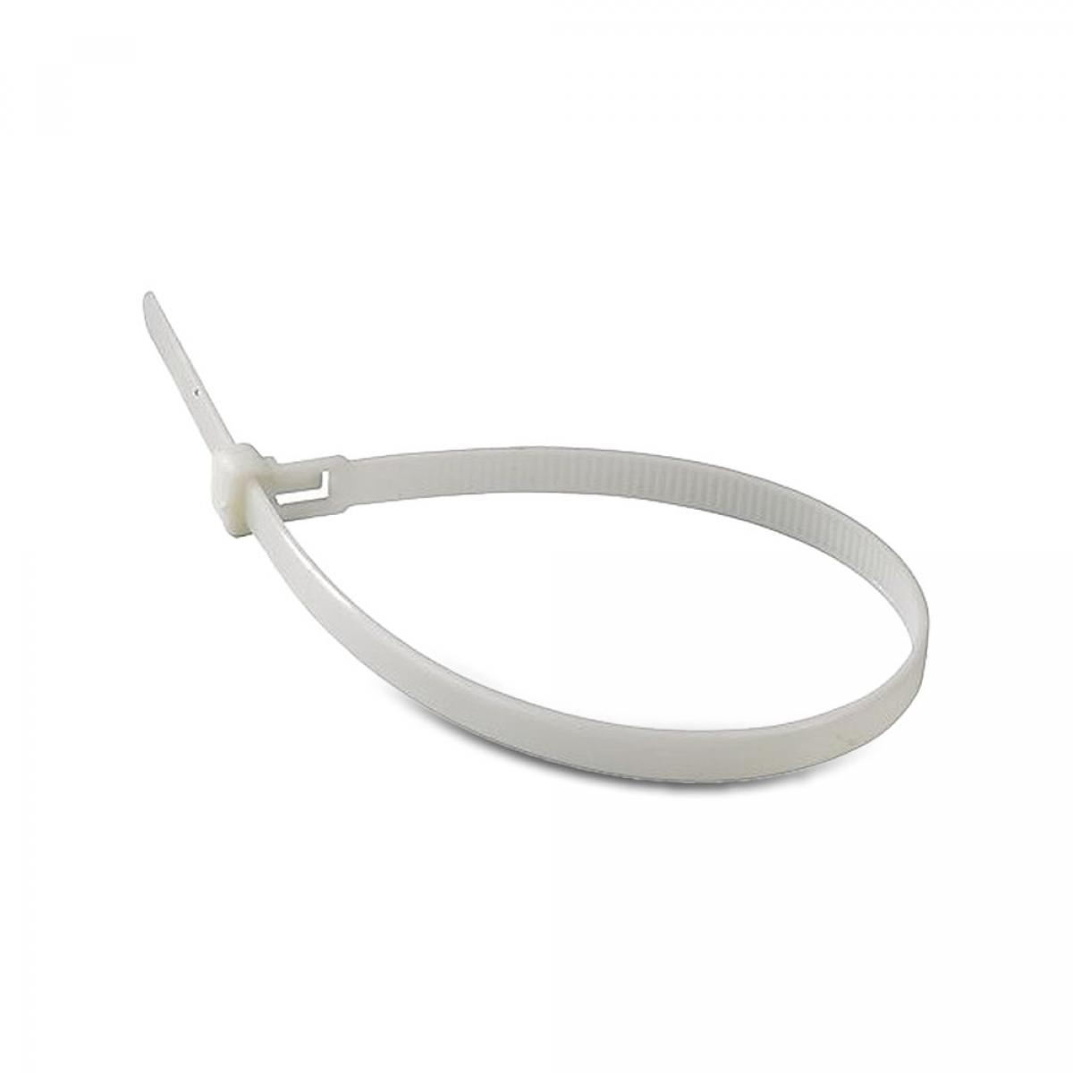 Fascetta stringicavo bianca in plastica, ad anello, su sfondo bianco.