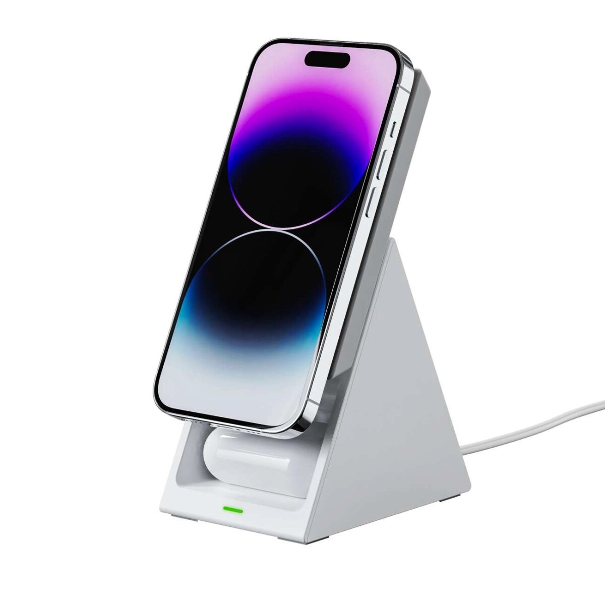 Ein Smartphone, das auf einem weißen kabellosen Ladegerät geladen wird.