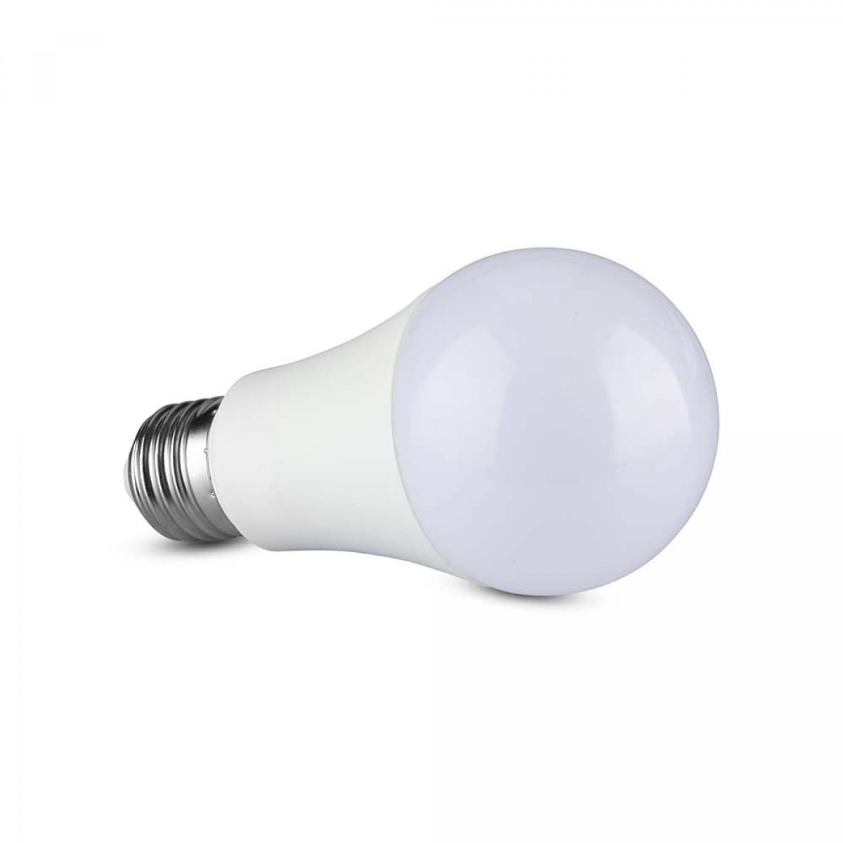 Una lampadina LED bianca su sfondo bianco.