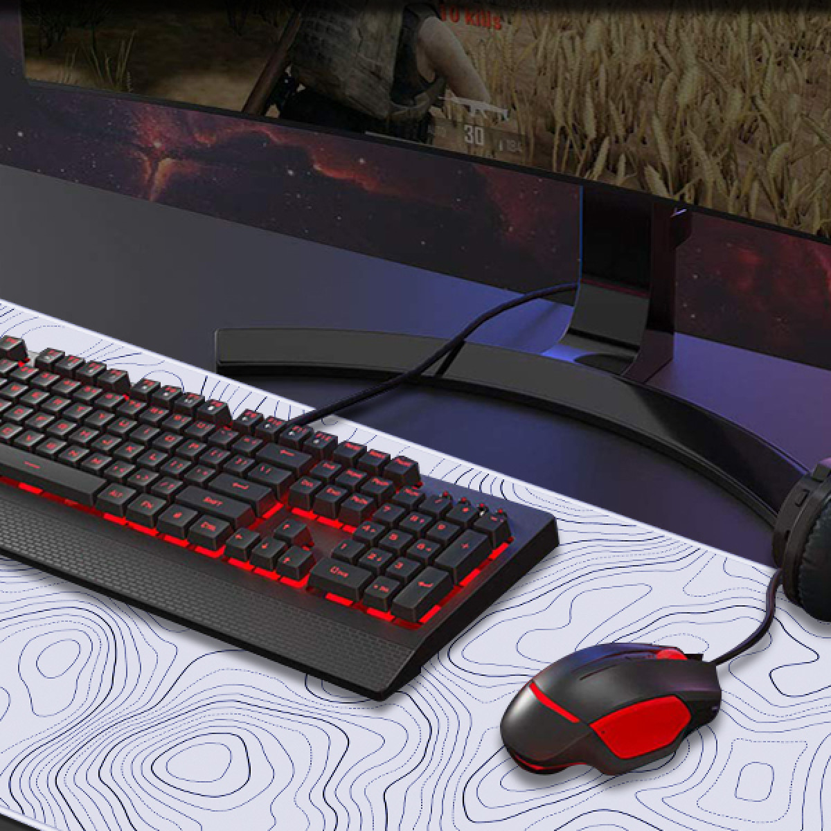 Un clavier, une souris et un casque sur un bureau. Il y a un moniteur en arrière-plan.