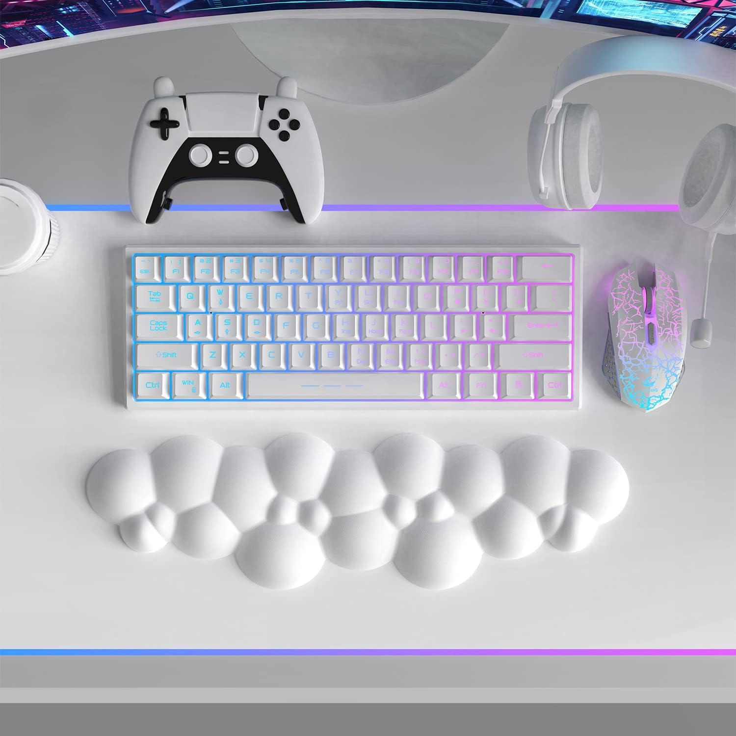 Un bureau blanc avec des accessoires de jeu : clavier, souris, manette et casque.