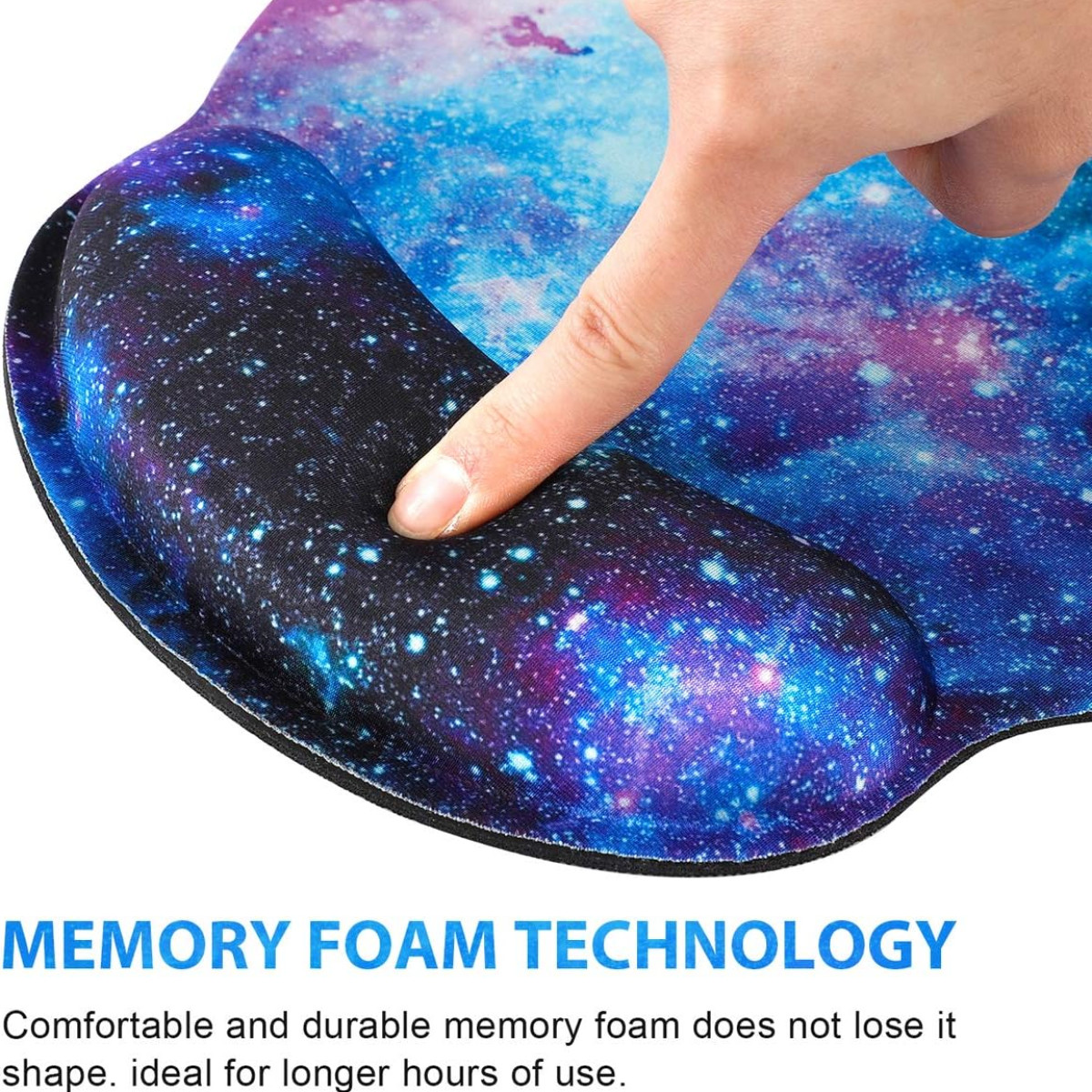 Hand drückt auf ein mauspad aus Memory-Schaum im Galaxien-Thema.