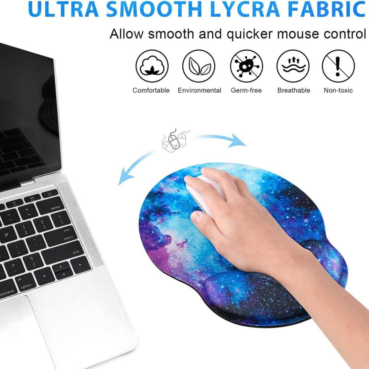 Die Hand einer Person auf einem Mauspad mit Galaxienmuster, neben einem Laptop.