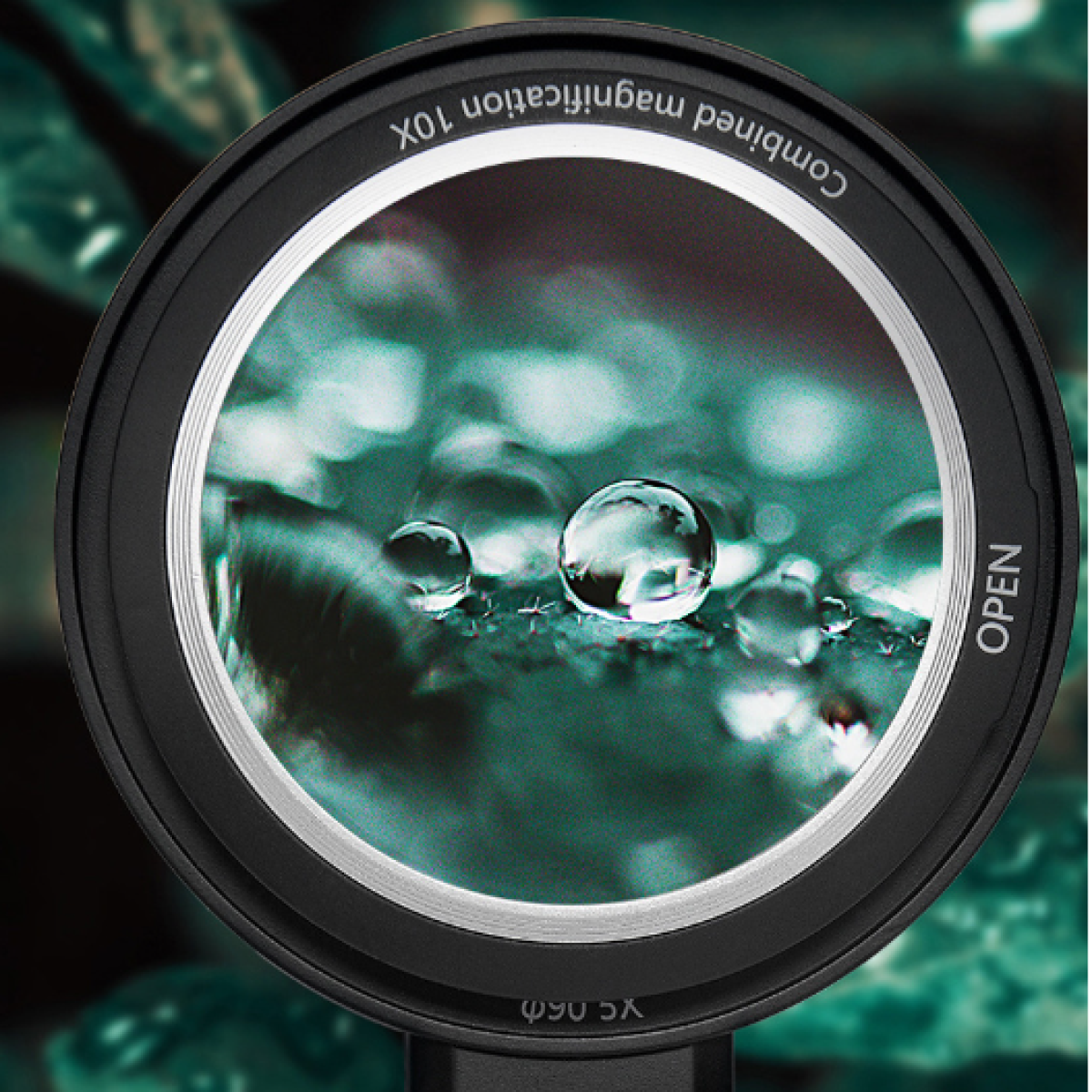 Lupa nad kroplami wody, z zielonym tłem, pokazująca zbliżenie na wodę.