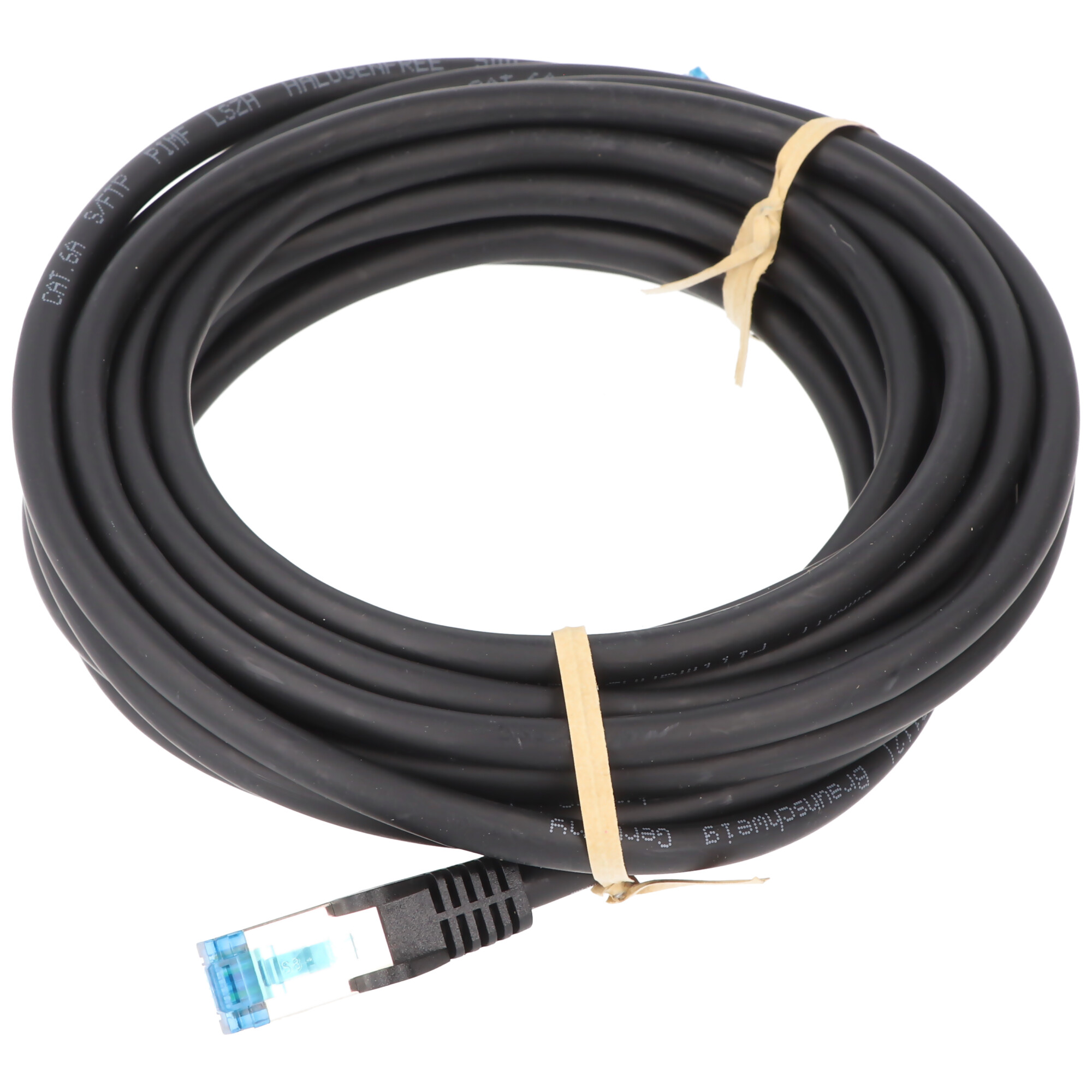 Un cavo di rete nero arrotolato con un connettore blu e un legaccio marrone, su sfondo bianco.