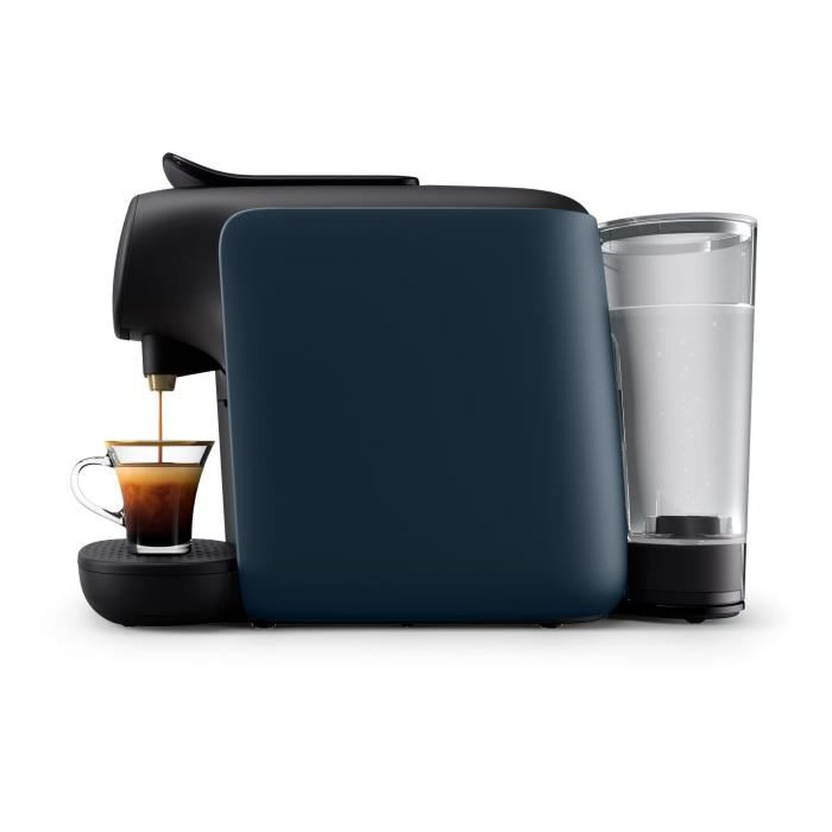 Ekspres do kawy parzący kawę do szklanki na białym tle.