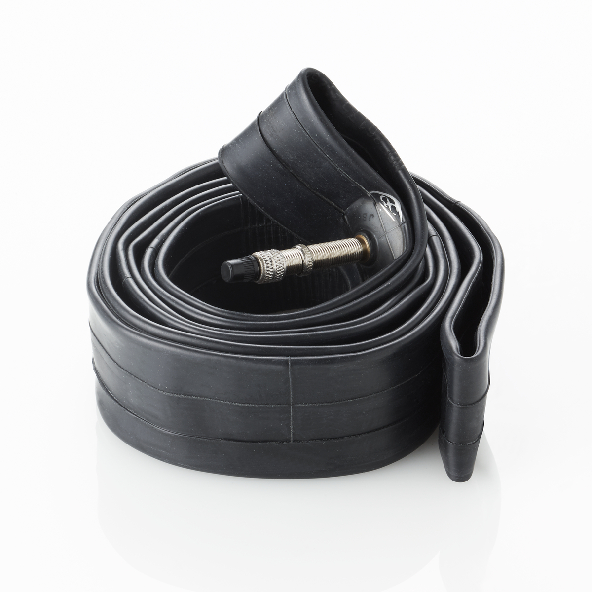 Zwinięta czarna dętka do roweru, gotowa do użycia.