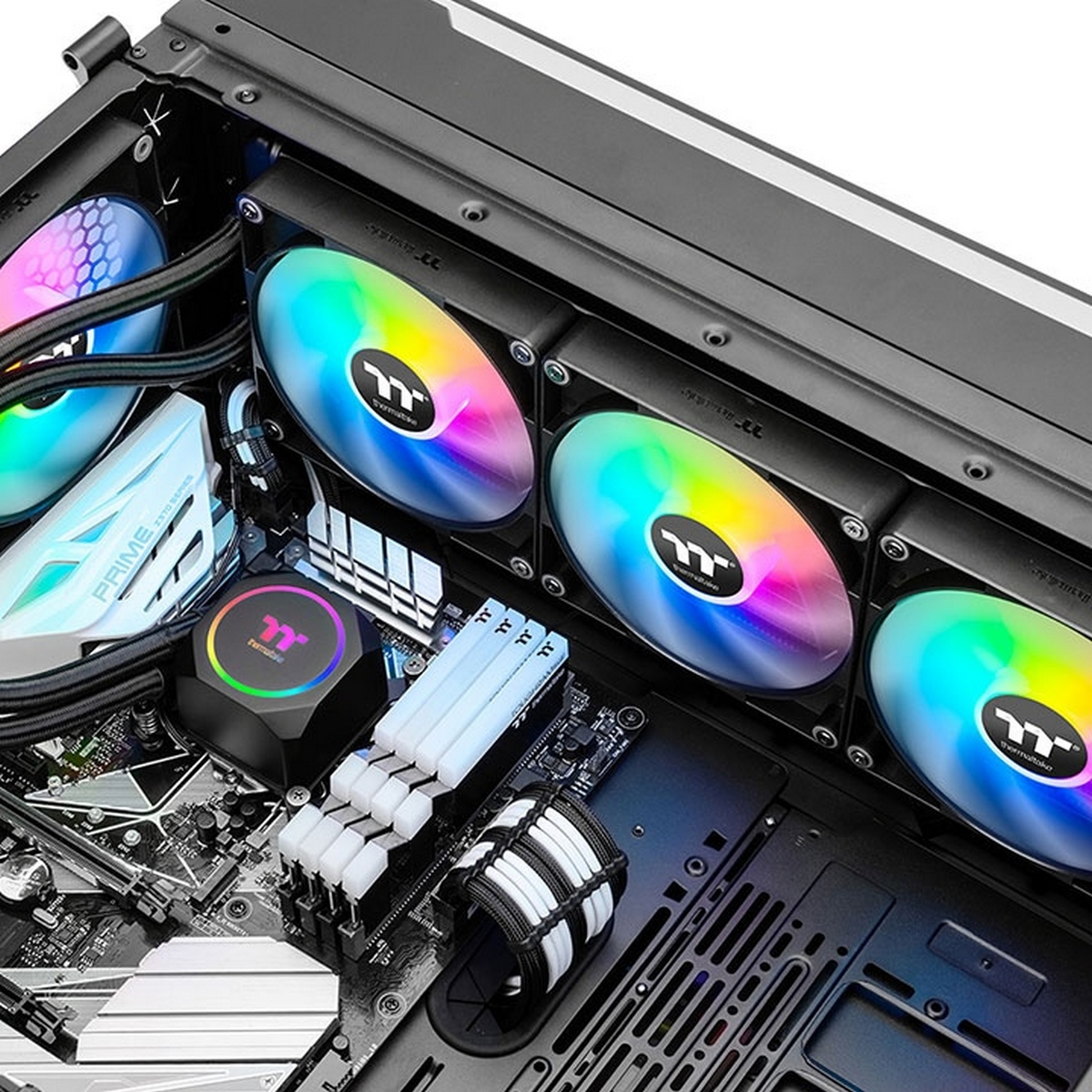 Ein Computergehäuse mit farbenfrohen Lüftern und Komponenten. Es zeigt ein Flüssigkeitskühlsystem mit Markenlogo.