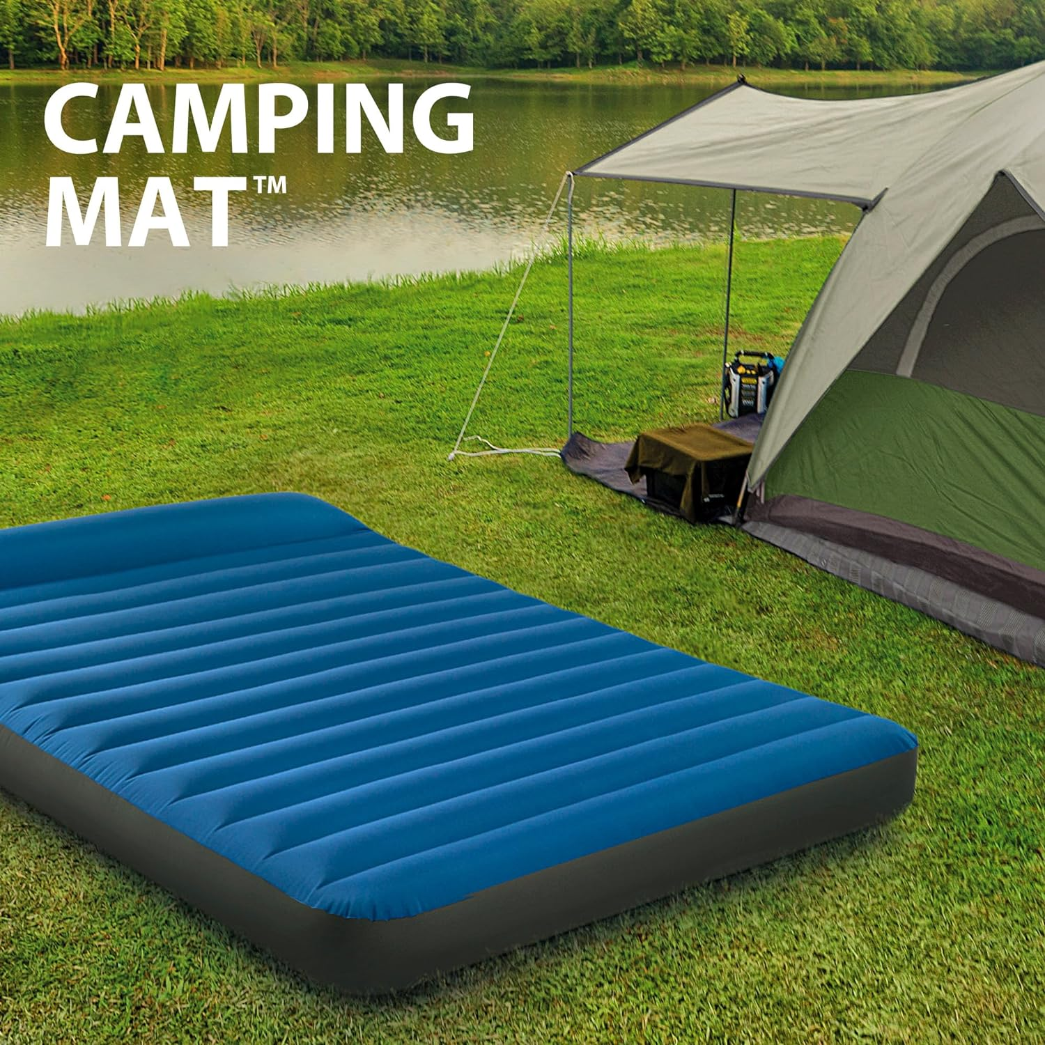 Blauwe campingmat op gras, met tent en meer op de achtergrond. Tekst: Camping Mat™.
