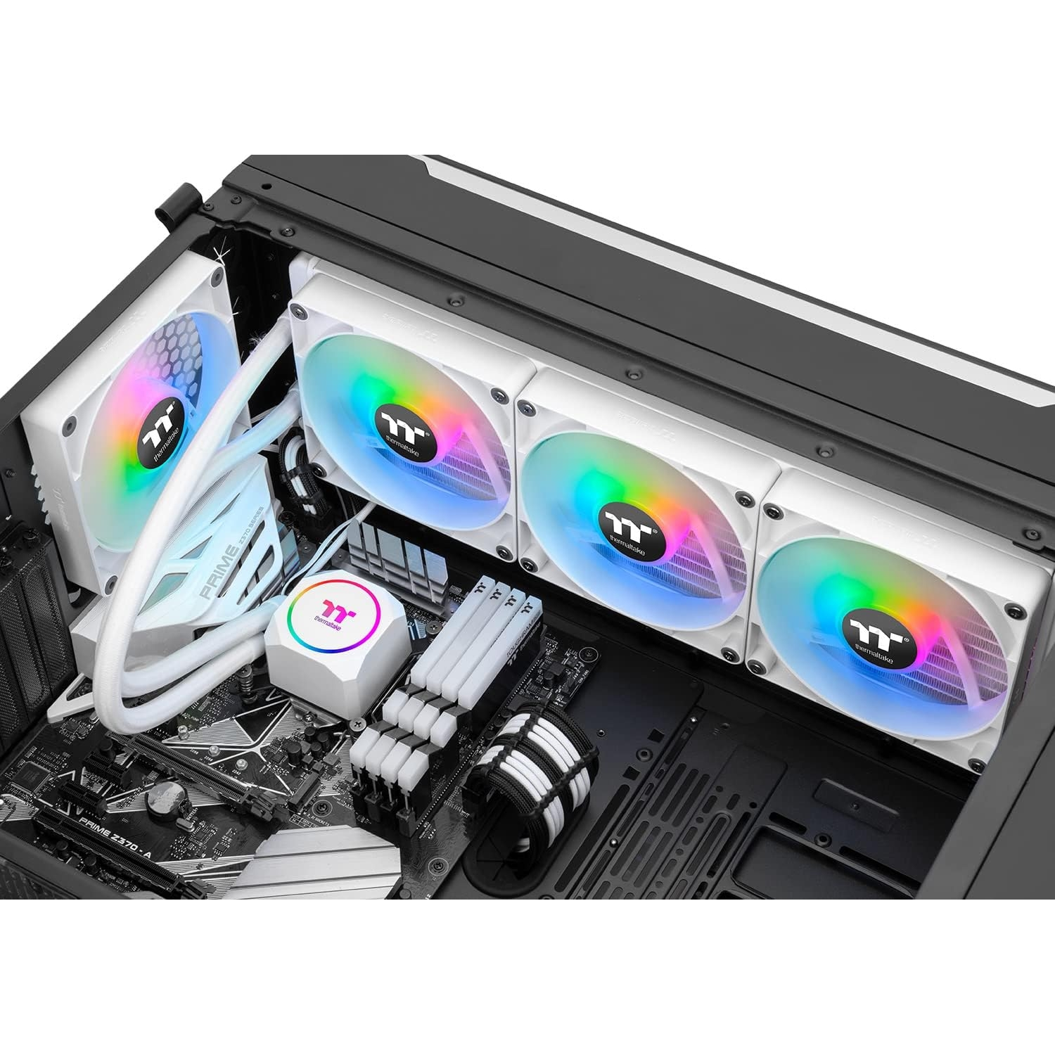 Dentro de una caja de ordenador, se ven componentes como ventiladores con luces de colores.