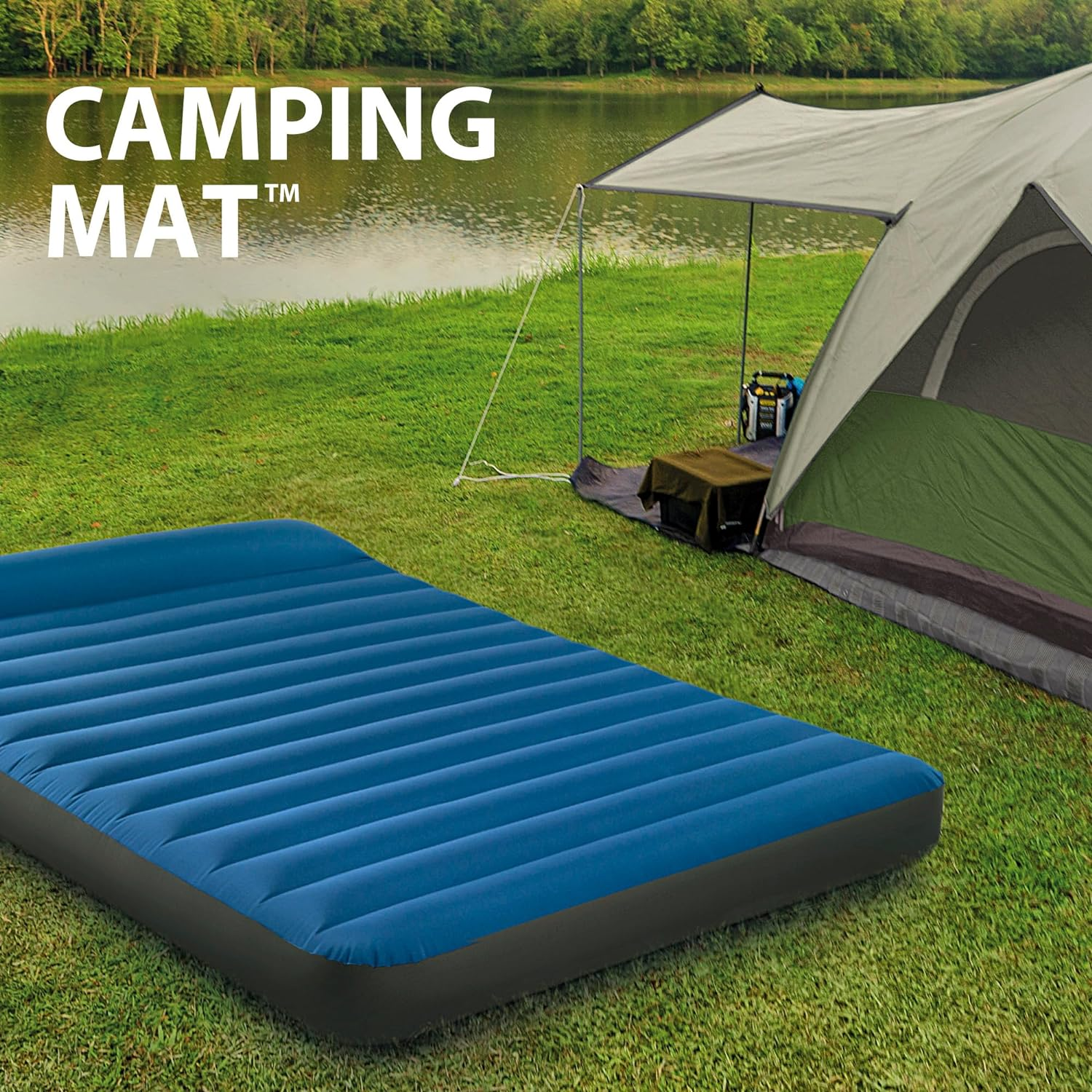 Campingmat op gras bij een meer. Tekst: CAMPING MAT. Tent en meer op de achtergrond.