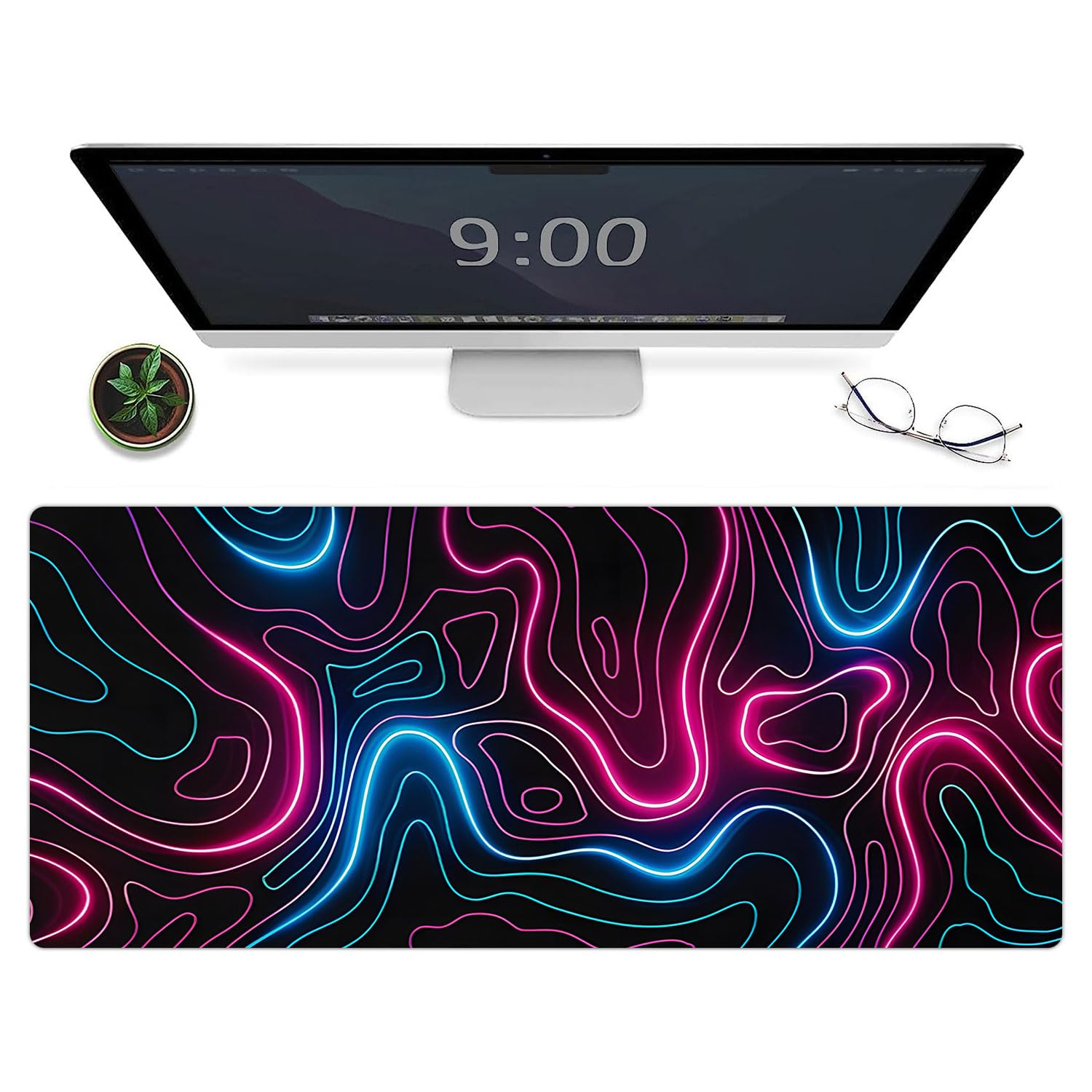 Ustawienie biurka z monitorem (9:00), podkładką pod mysz neon, małą rośliną i okularami.